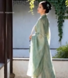  身着汉服女子于古建旁侧立3009#竖屏 	 