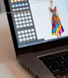  设计师使用笔记本电脑设计服装2830#竖屏 	 