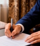  商务人士办公桌前签字775#竖屏 	 