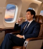  商务人士飞机内举杯香槟3555#竖屏 	 