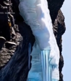  山崖上的冰柱自然景观735#竖屏 	 