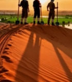  沙漠中持铲站立的三人4659#竖屏 	 