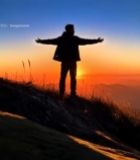  山顶人物张开双臂迎日出3473#竖屏 	 