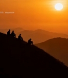  山顶人物赏夕阳全景2133#竖屏 	 