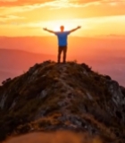  山顶男子张开双臂赏日落6137#竖屏 	 