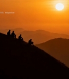  山顶人物赏夕阳全景2133#竖屏 	 