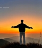  山顶人物张开双臂赏日出3877#竖屏 	 