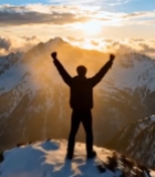  山顶人物张开双臂迎日出(2)6166#竖屏 	 