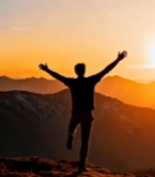  山顶人物张开双臂拥抱日落6#竖屏 	 