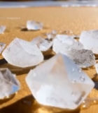  沙滩上的透明晶体近景画面6241#竖屏 	 