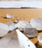  沙滩上的透明晶体近景7012#竖屏 	 