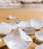  沙滩上的透明晶体近景7012#竖屏 	 