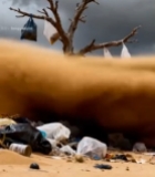  沙漠枯树旁的垃圾堆积场景3733#竖屏 	 