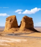  沙漠公路旁雅丹地貌景观2498#竖屏 	 