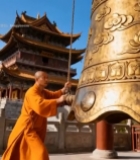  僧人寺庙内撞钟场景6959#竖屏 	 