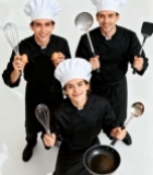  三位厨师手持厨具微笑画面519#竖屏 	 