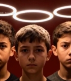  三个男孩红色背景前合影614#竖屏 	 