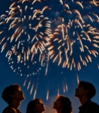  人群仰望夜空中绽放的烟花6985#竖屏 	 