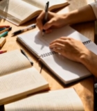  人手在笔记本上书写场景2437#竖屏 	 