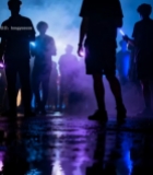  人群持发光物于光影中4073#竖屏 	 