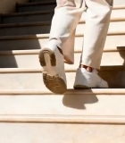  人物行走于台阶上4707#竖屏 	 