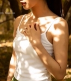  秋日树林中女子的优雅姿态(1)2069#竖屏 	 