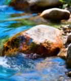 清澈溪流中的多彩石头1454#竖屏 	 