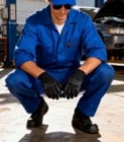  汽修工人车间蹲姿工作照2085#竖屏 	 
