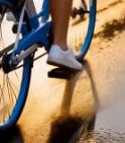  骑行者骑行过积水路面特写1050#竖屏 	 