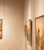  女性美术馆内欣赏画作5683#竖屏 	 