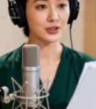  女性录音棚内对着麦克风念稿5260#竖屏 	 