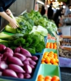  女性菜市场挑选蔬菜7222#竖屏 	 