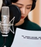  女性戴耳机对着麦克风唱歌2755#竖屏 	 