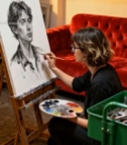  女性画家在工作室作画6960#竖屏 	 