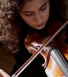  女子室内演奏小提琴素材4015#竖屏 	 