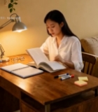  女子室内桌前阅读书籍5626#竖屏 	 