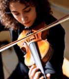  女子室内专注拉小提琴535#竖屏 	 