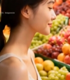  女子在水果摊前微笑特写5377#竖屏 	 