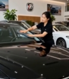  女性在店擦拭汽车221#竖屏 	 