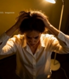  女子灯下抓头发焦虑场景4103#竖屏 	 