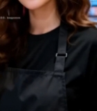  女性在美妆店展示试用口红4218#竖屏 	 