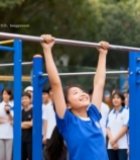  女学生户外做引体向上4762#竖屏 	 