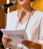  女性手持文稿对着麦克风录音3298#竖屏 	 