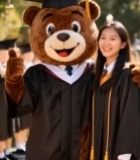  女生与毕业熊玩偶校园合影1796#竖屏 	 