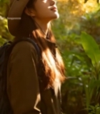  女孩森林中仰头享受阳光3340#竖屏 	 