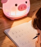  女孩在桌前使用小猪造型台灯写字1319#竖屏 	 