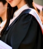  女毕业生穿学士服微笑特写6199#竖屏 	 