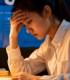  女孩灯下学习面露疲惫7276#竖屏 	 