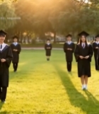  女毕业生手持标语牌微笑留影1660#竖屏 	 