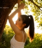  女孩树林中倚树姿态特写234#竖屏 	 